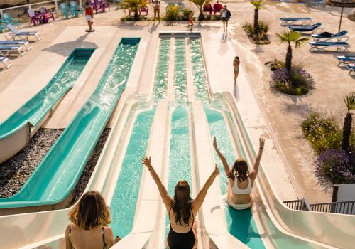 Piscine et toboggans du camping Les Dunes de Contis