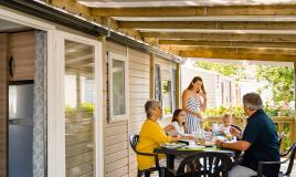 Famille sur la terrasse de son mobil home