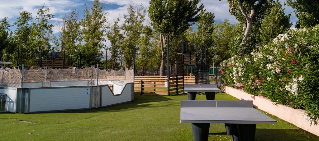 Tables de ping-pong au camping Les Sables du Midi