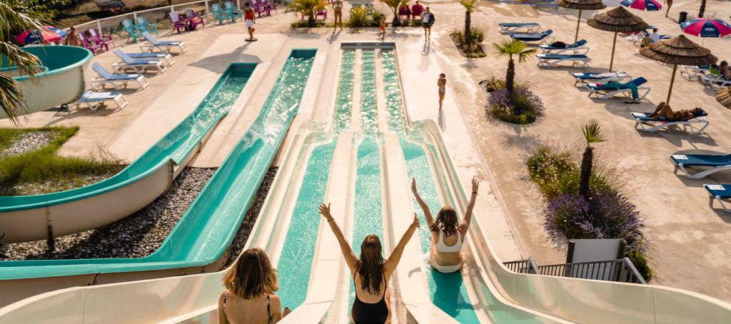 Piscine et toboggans du camping Les Dunes de Contis