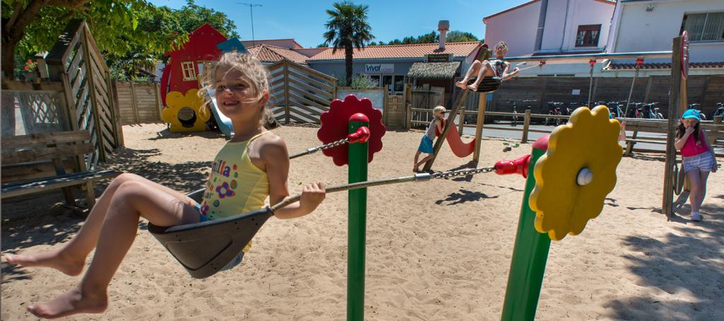 Air de jeu balançoires au Bois Masson